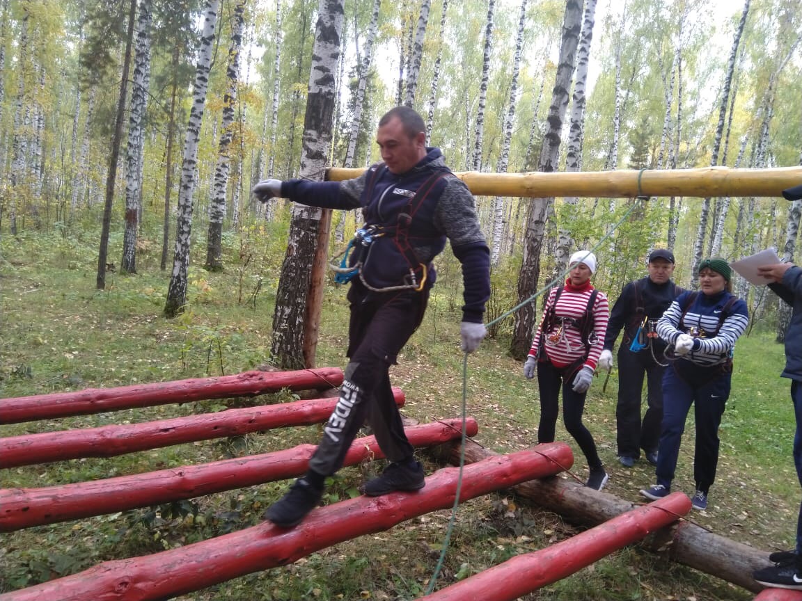 Переправа по бревну в туризме