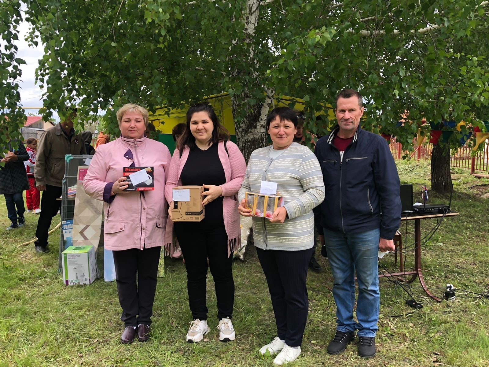 12 июня в селе Светлое Озеро прошел народный праздник - Сабантуй. Программа  Сабантуя была насыщенной и интересной. Открыли праздничную программу  работники СДК с концертными номерами. Глава поселения Мухтаров Зиннур  Захирович и председатель