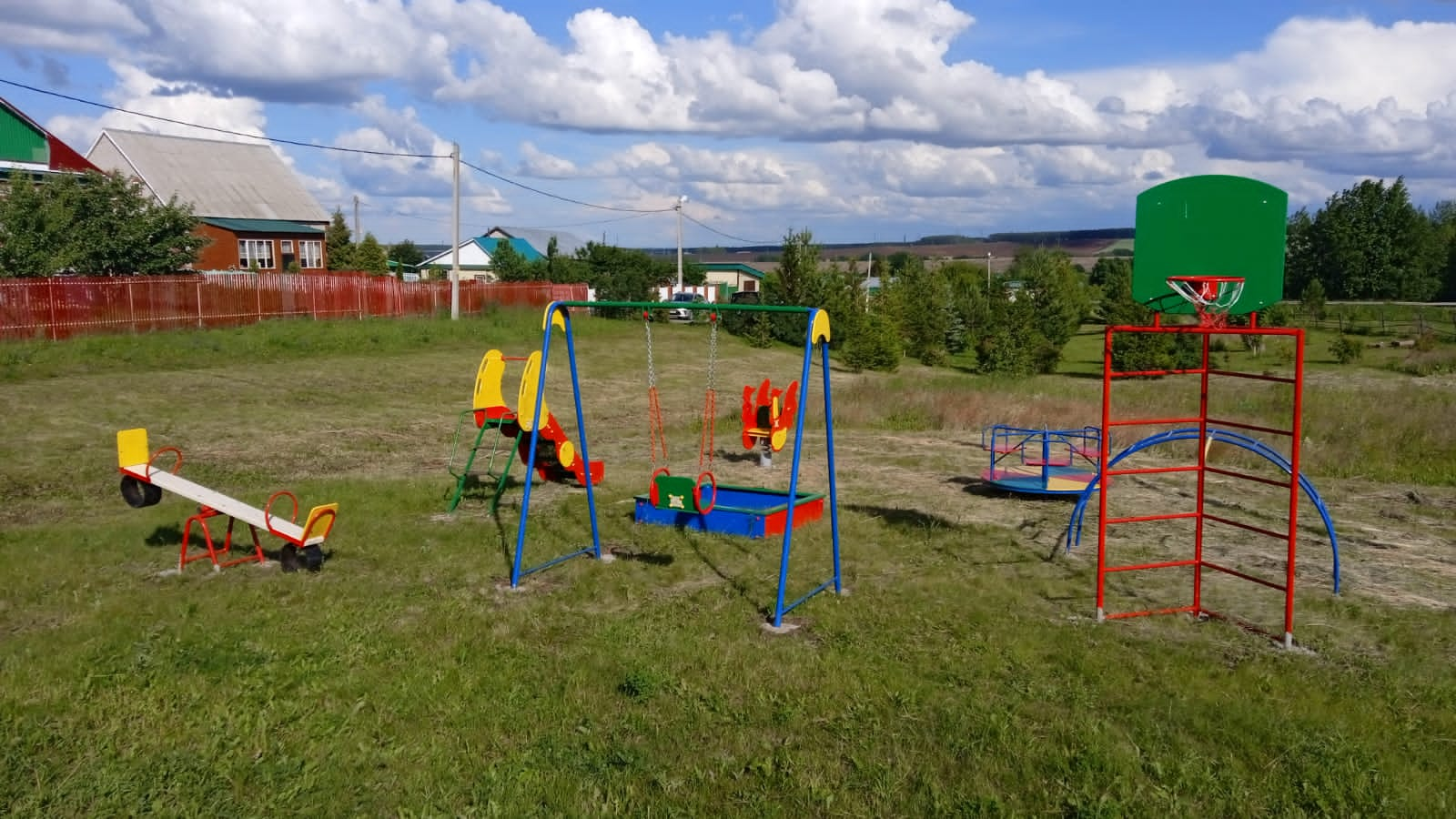 В селе Верхние Шипки были введены в эксплуатацию новые детские площадки.