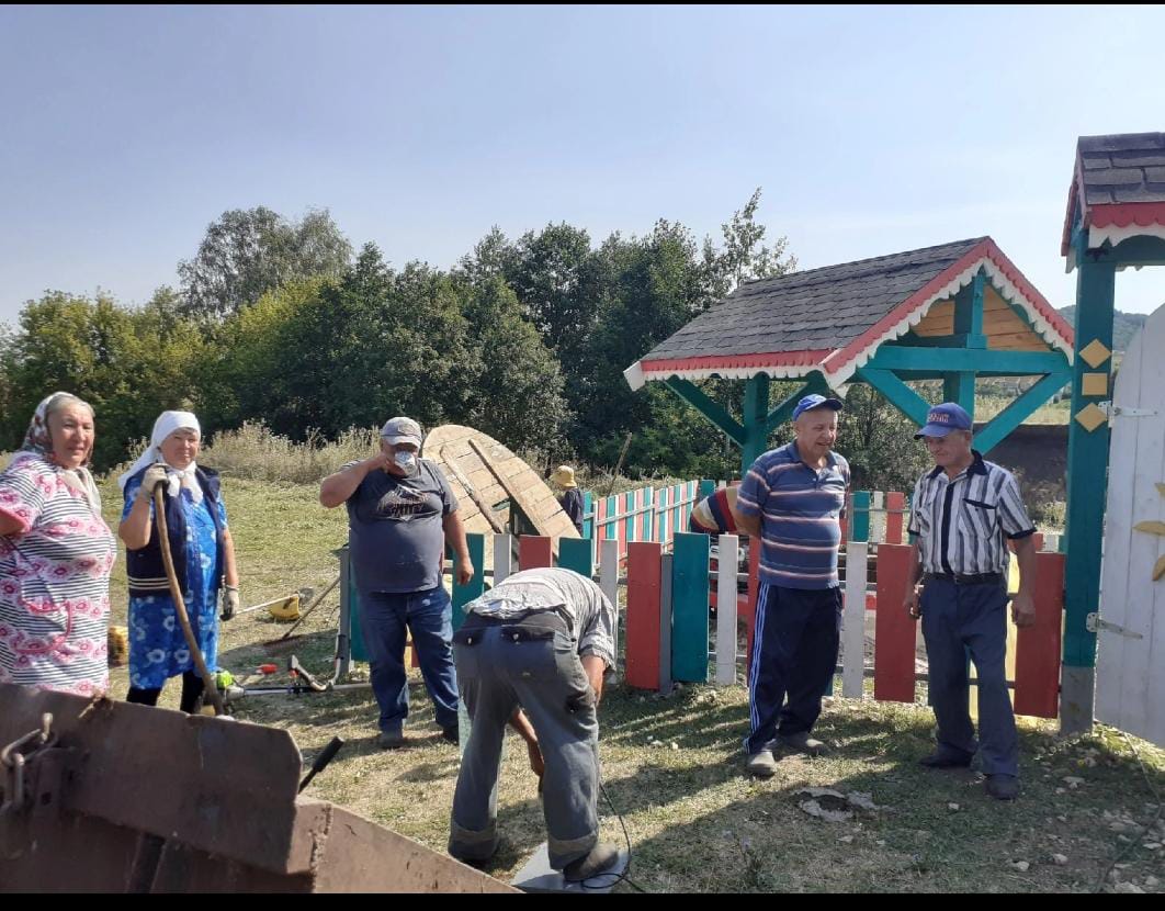 Субботник на роднике в с. Карманово.Жители села приняли активное участие,  огромное спасибо им за труд