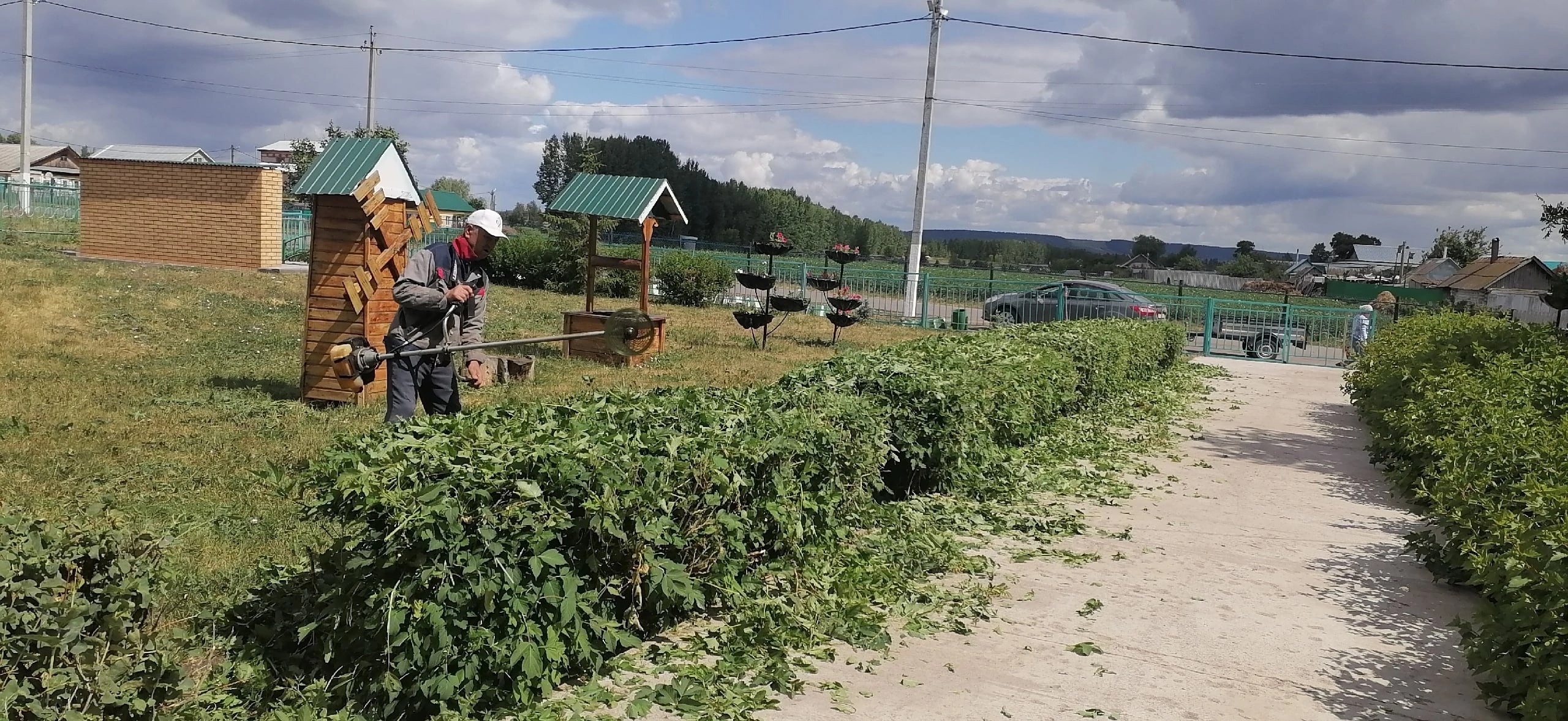 Уборка на территории Имянлебашского Дома культуры.